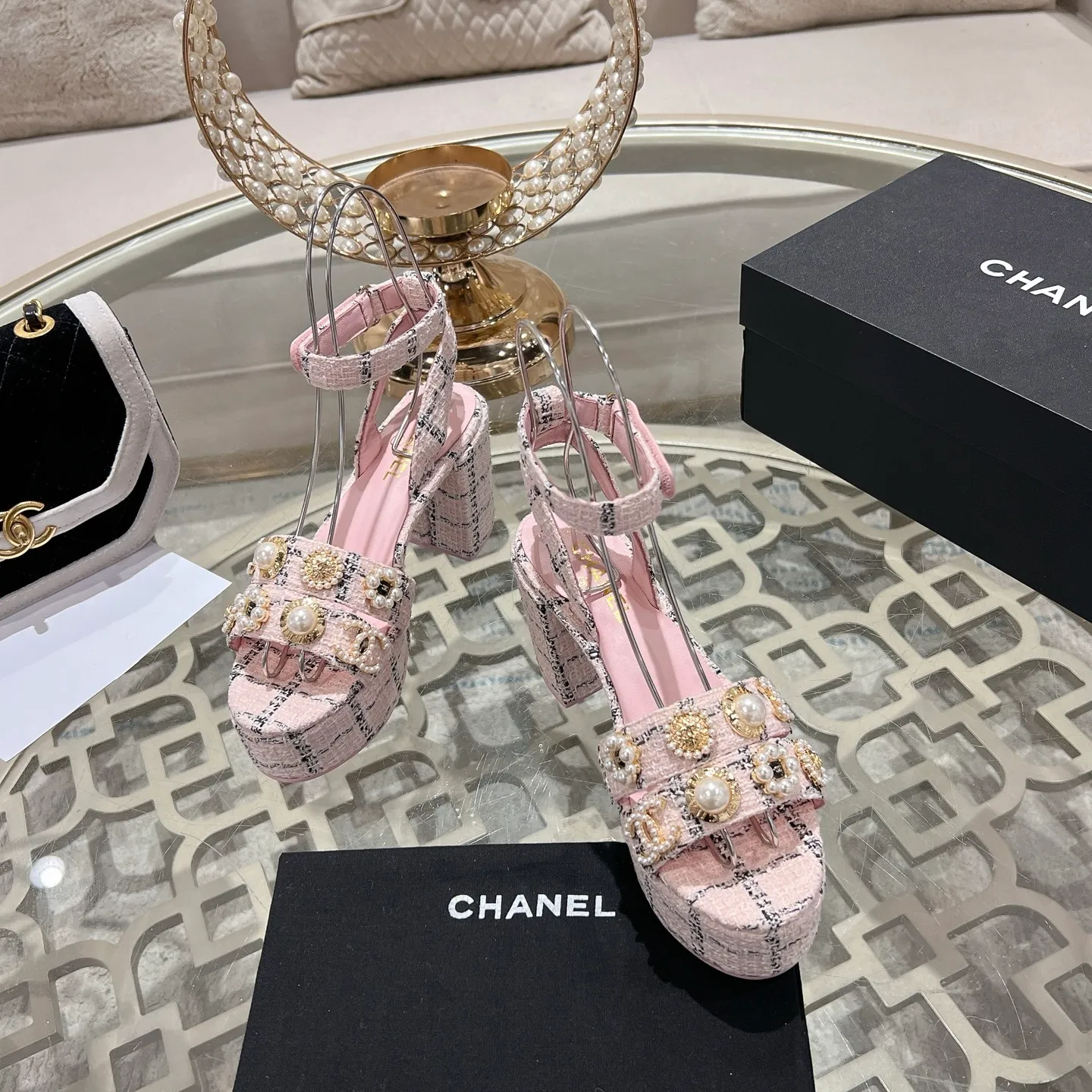 👟👟Ex-factory price 580👟👟 𝐂𝐇𝐀𝐍𝐄𝐋 | Xiaoxiang 25𝐬𝐬Spring and summer new products Counter classic catwalk models New series of high-heeled and waterproof platform sandals〰 A must-have in the fashion circle, the combination will interpret the meticulous, minimalist and classic elements that will never fade away It shows a unique dressing style that is too beautiful to say. A must-have for summer... Upper: Highly customized original specific fabrics. Lining: imported sheepskin lining. Outsole: original molded non-slip outsole. Heel height: 12cm. Waterproof platform: 2.5cm. Size: 35-39 (40.41.42 customization is not returnable)